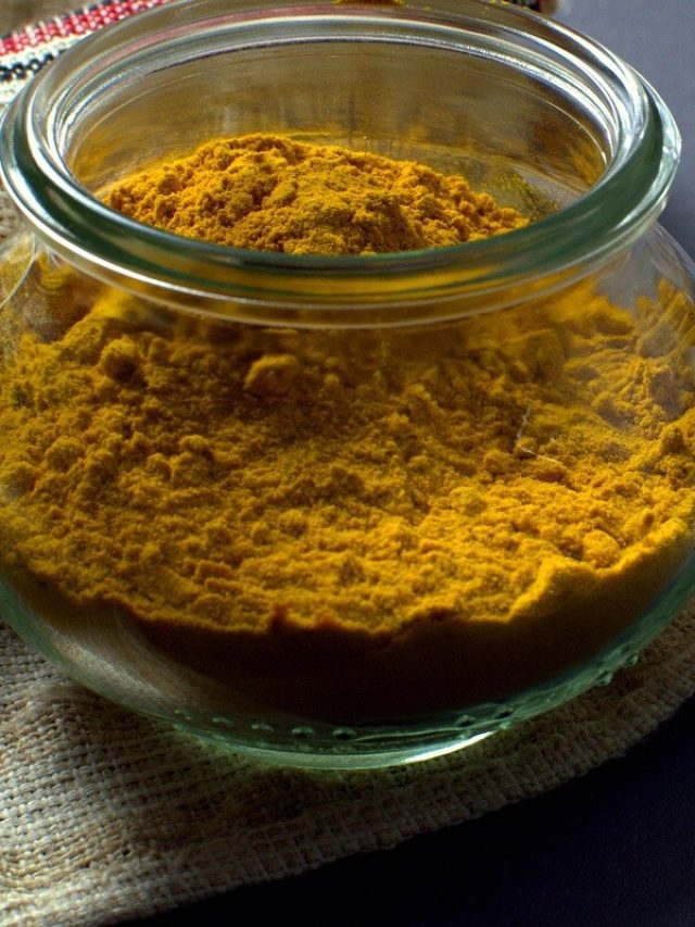 खाना बनाने में नकली हल्दी का कर रहे हैं इस्तेमाल? पानी की मदद से ऐसे करें पहचान