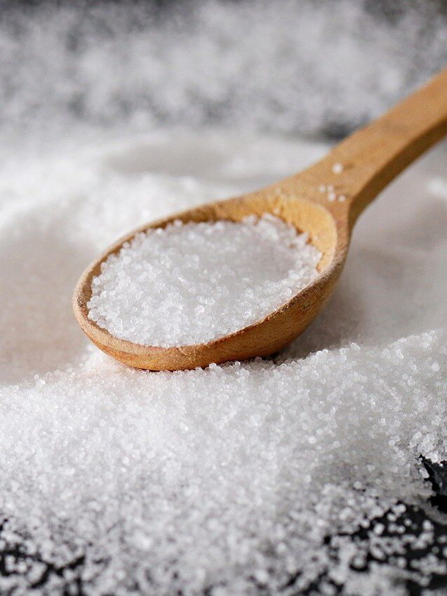 ভেজাল নুন খাচ্ছেন নাতো? জলে ডুবিয়েই বুঝে যাবেন