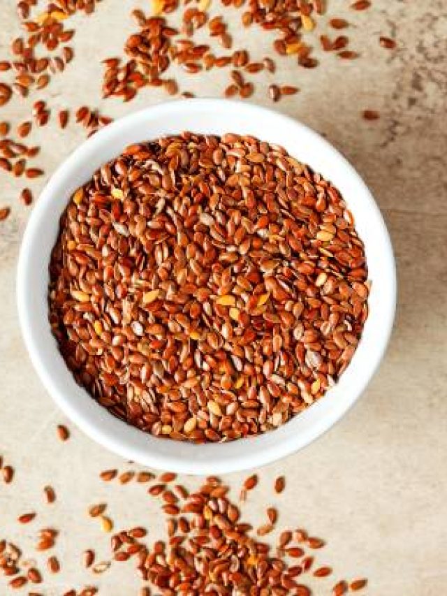 हेयरफॉल ने बढ़ा दी है टेंशन तो बैलेंस डाइट संग खाएं थोड़े से अलसी के बीज, उगने लगेंगे नए बाल