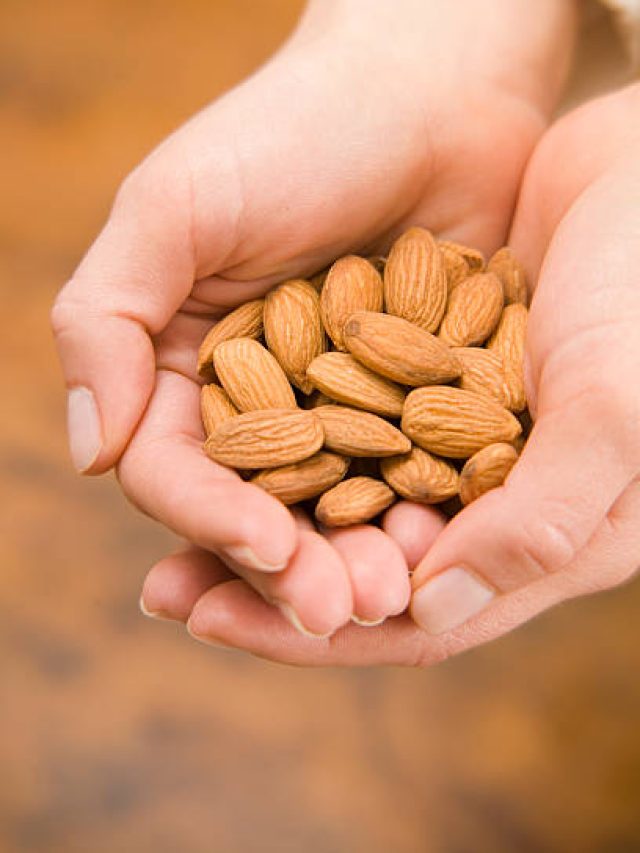 খোসা-সহ নাকি খোসা ছাড়িয়ে, আমন্ড কীভাবে খেলে বেশি উপকার?