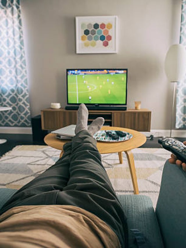 বাড়ির এই দিকে ভুলেও টিভি রাখবেন না, সংসার নরক হয়ে উঠবে প্রতিদিন