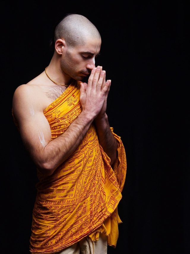 घर में भगवान का वास होने पर मिलते हैं ये शुभ संकेत, खुद चलकर आती है धन-दौलत