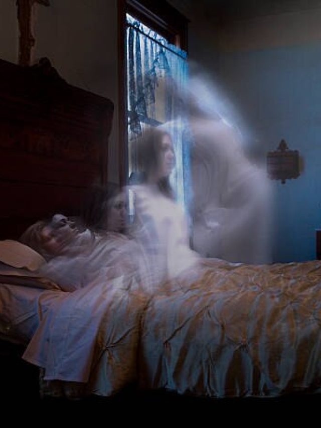 मृत्यु से पहले इंसान को दिखाई देते हैं ये 3 संकेत, जानें गरुड़ पुराण की रहस्यमयी बातें