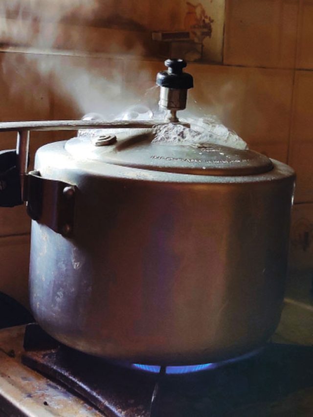 প্রেসার কুকারে কোন রান্নায় কটা সিটি দিলে গ্যাস সাশ্রয় হয়?