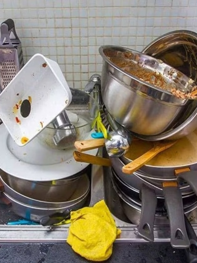 রান্নাঘরে রাতে এঁটো বাসন রেখে দেন? বাস্তুমতে কীসের ইঙ্গিত?