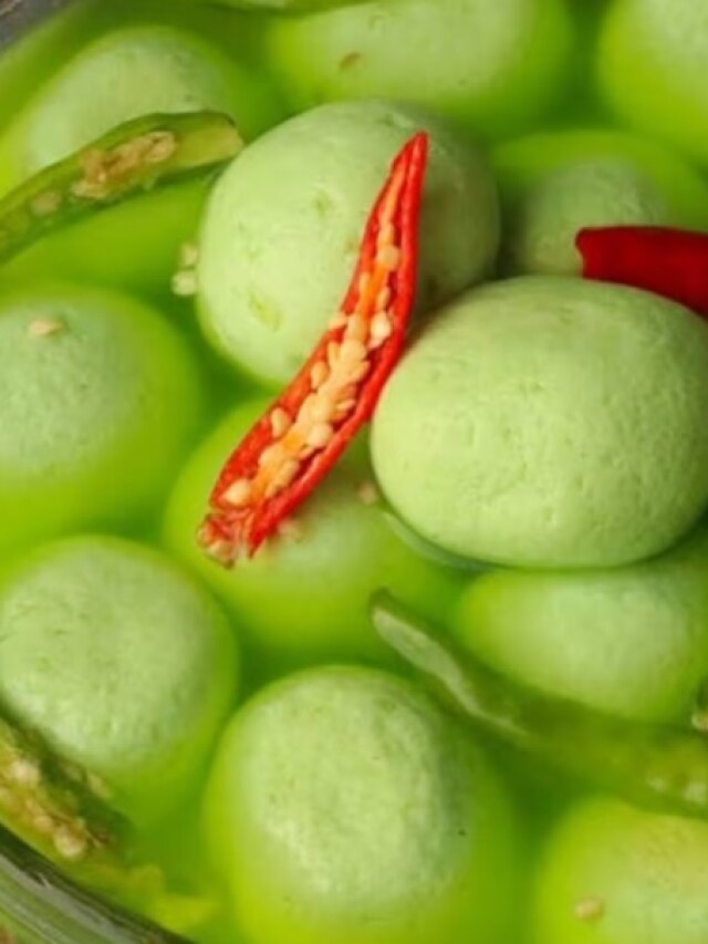 এই মিষ্টি খেলে কান থেকে ছুটবে ধোঁয়া, চেখেছেন নাকি কাঁচা লঙ্কার রসগোল্লা?