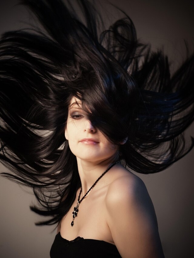 बाल होंगे घने और लंबे, डाइट में इन पोषक तत्वों को शामिल करें