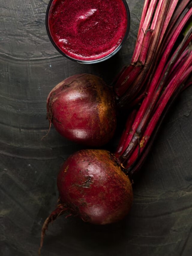 कच्चा या उबला हुआ...कैसा चुकंदर है अधिक फायदेमंद? खाने से पहले जान लें