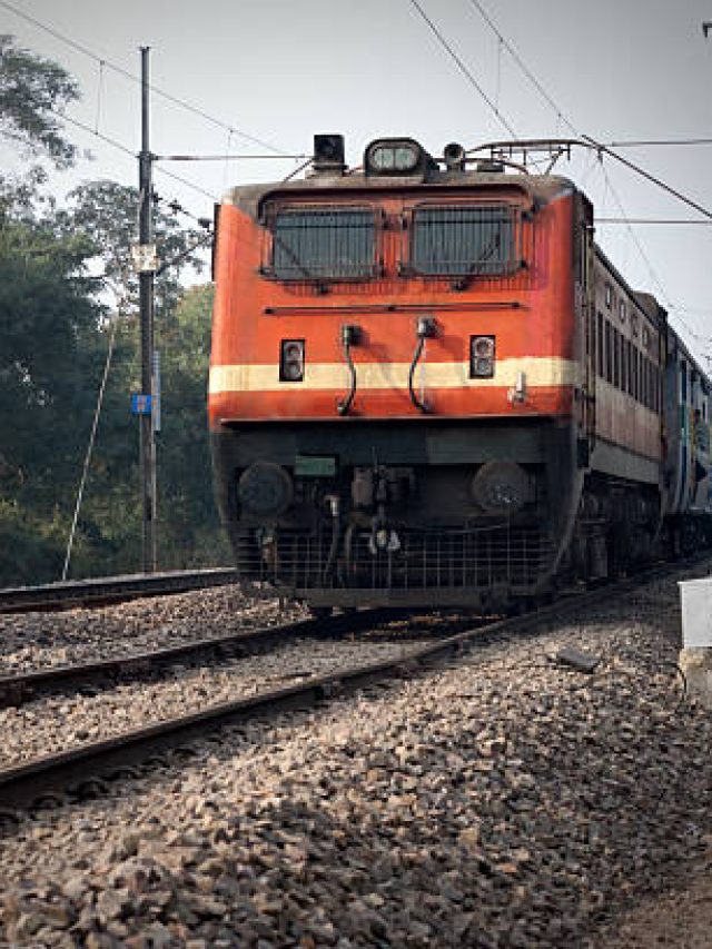 একই ট্রেনের একই কামরায় ২৫ জনের টিকিট বুক করবেন কীভাবে? জানুন