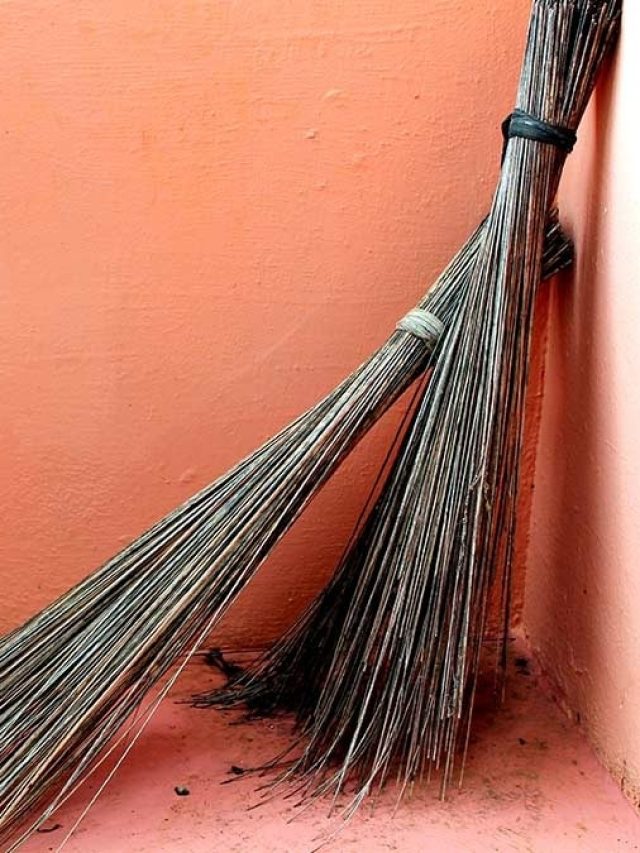 झाड़ू से जुड़ी ये 7 गलतियां लेकर आती हैं बर्बादी? रईस भी हो जाते हैं कंगाल
