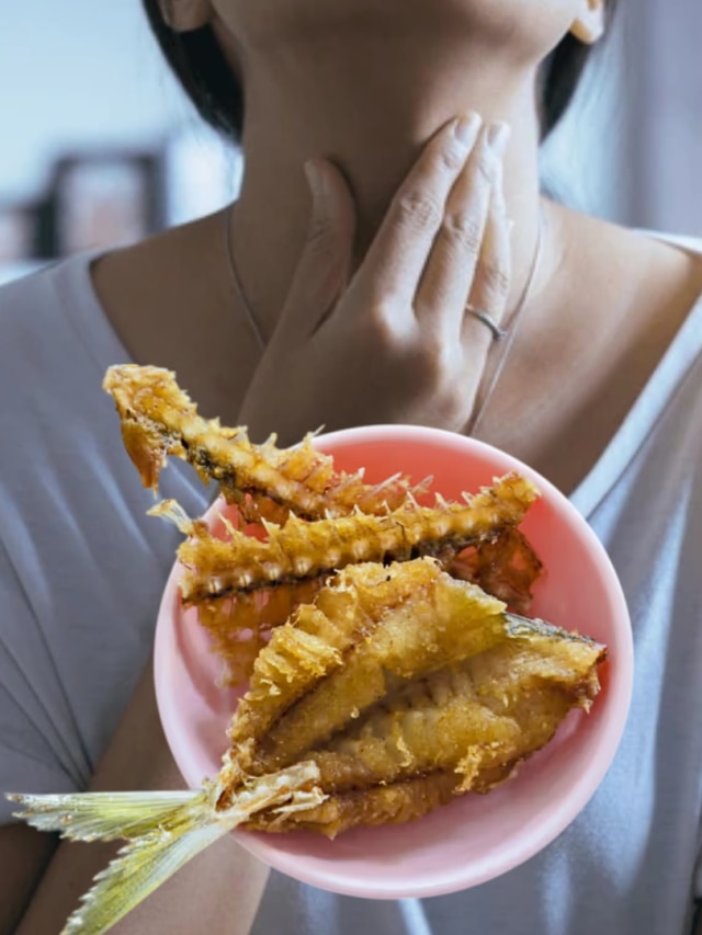 মাছের কাঁটা আটকে গলায়? এই ট্রিকসে ৫ সেকেন্ডে বেরিয়ে যাবে