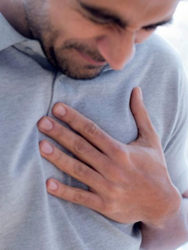 खट्टी डकार से हैं परेशान, तो आज ही खाना छोड़ दें ये फूड्स