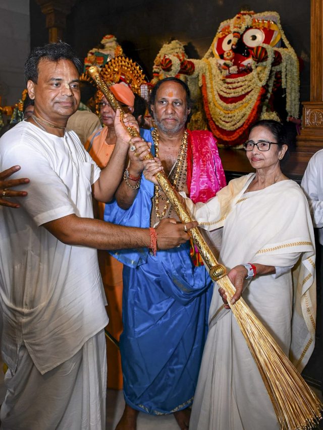 ममता बनर्जी ने इस मंदिर में दी सोने की झाड़ू, कीमत 5 लाख रुपए, जानें क्यों है खास