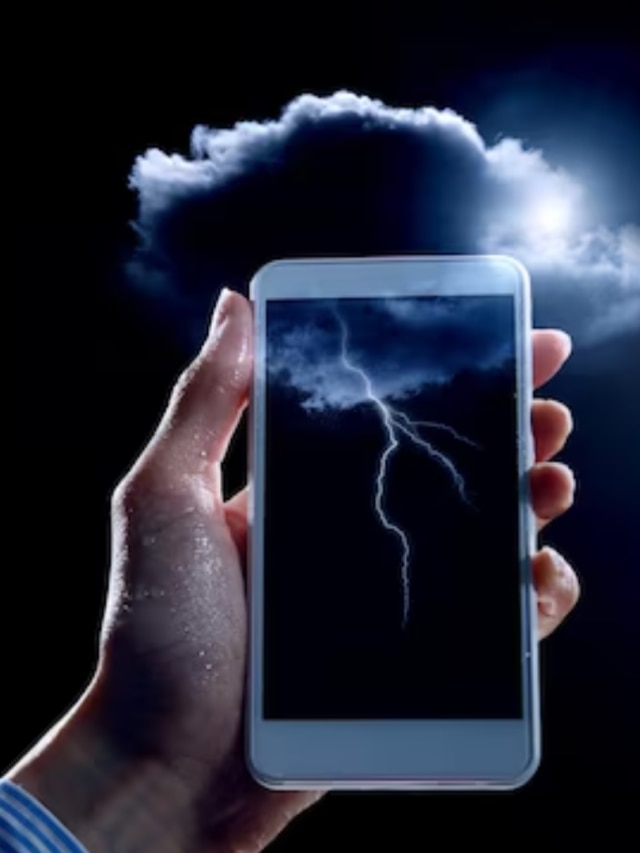 বাজ পড়ার সময় স্মার্টফোন কি বন্ধ করে দেওয়া উচিত? জেনে রাখুন