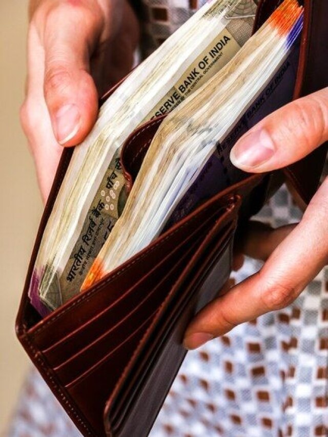 भूलकर भी दान में न दें ये एक चीज, घर से चली जाएगी लक्ष्मी