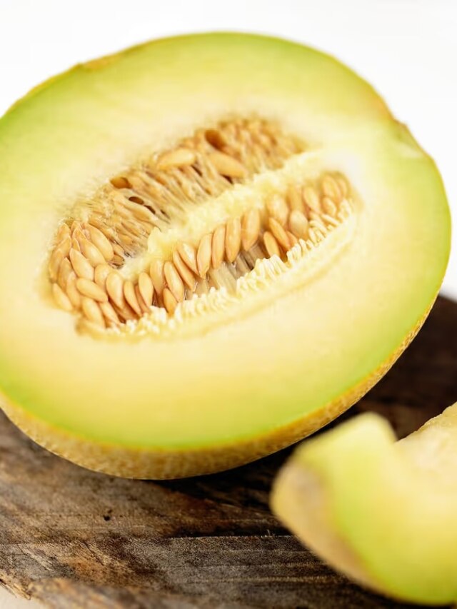 खरबूजा खाने से आंखें रहेंगी हेल्दी, कब्ज से भी मिल सकता है छुटकारा