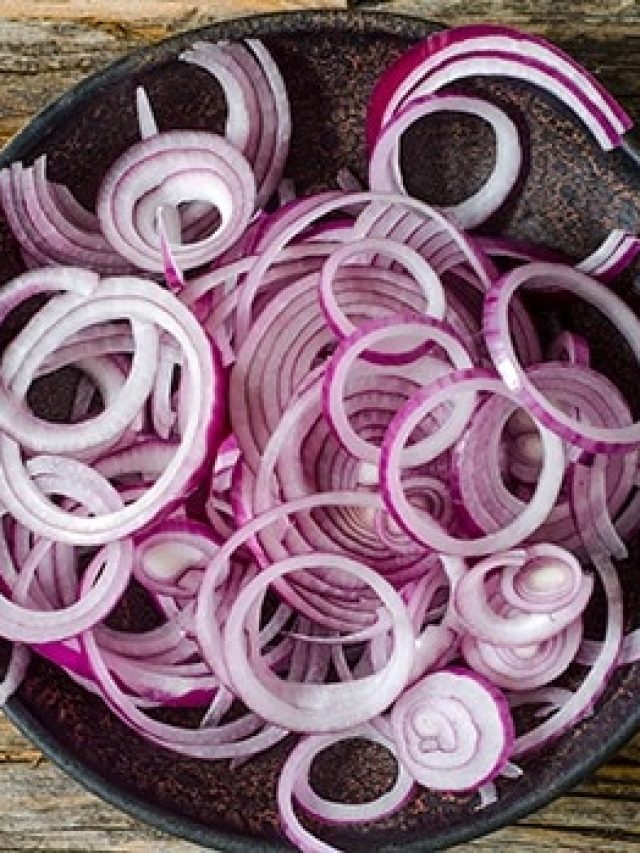 ভাতের পাতে কাঁচা পেঁয়াজ খেলেই সর্বনাশ, এই ৪ জন দূরে থাকুন