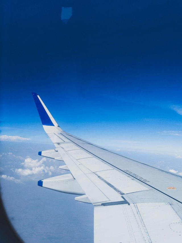 फ्लाइट की टेकऑफ और लैंडिंग पर विंडो शेड क्यों खुलवाती हैं एयर होस्टेस? वजह हैरान कर देगी