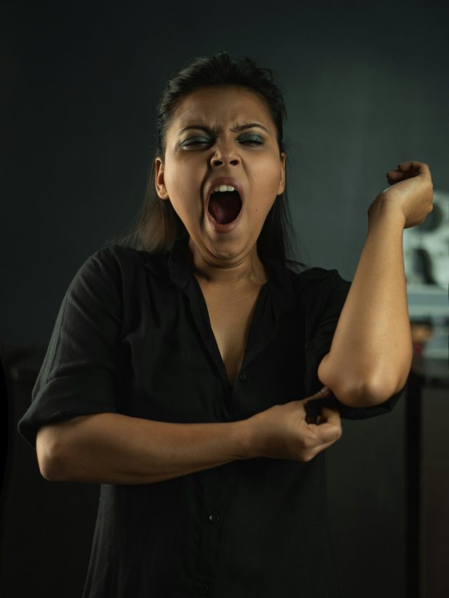 ঘুম না পেলেও ঘন ঘন হাই তুলছেন? কীসের ইঙ্গিত জানেন?