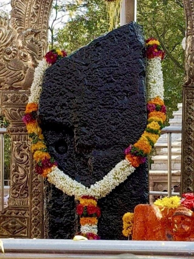 138 दिनों के लिए शनि चलेंगे वक्री चाल, इन 4 राशियों पर मंडरा रहा है आर्थिक संकट