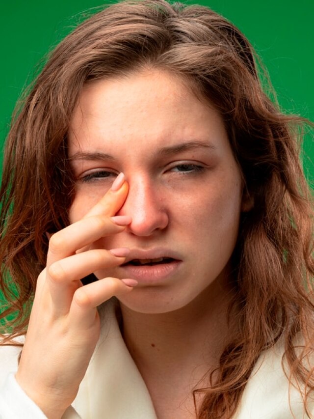 सुबह उठने के बाद सूजा सा रहता है आपका चेहरा, तो रात में खाना छोड़ दें ये चीजें