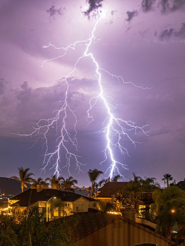 বাজ পড়ার সময় এই ৭ কাজ করবেন না, পরিণতি ভয়াবহ