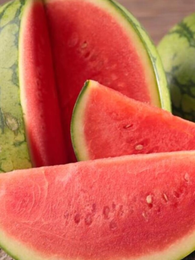 হাতে নিয়েই বুঝবেন তরমুজ মিষ্টি না পানসে? টোটকাটা শিখে নিন