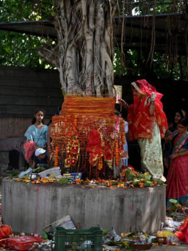 वट सावित्री व्रत पर इन मंत्रों का जरूर करें जाप, मिलेगी सुख-समृद्धि