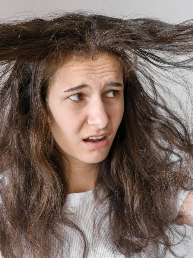 गर्मी के कारण बाल हो गए हैं बेजान, तो इस तरह से लगाए दही