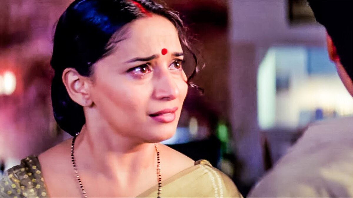 जब कैमरे पर ब्लाउज उतारने से माधुरी ने किया मना, 45 मिनट वैनिटी में रहीं बंद, गुस्साए डायरेक्टर