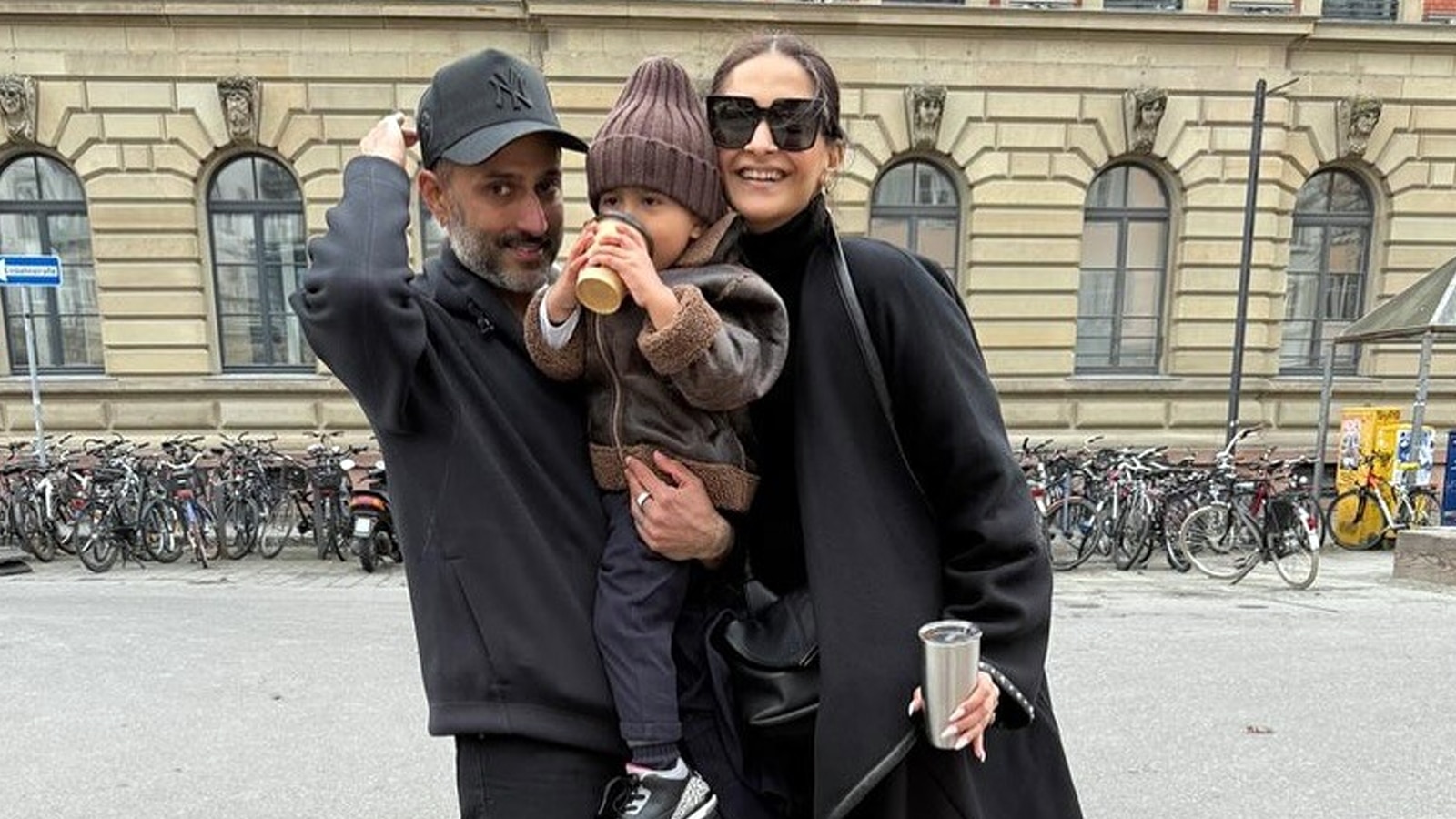 सोनम कपूर ने 3 साल बाद दिखाया बेटे का चेहरा, क्यूटनेस पर फिदा फैंस, पापा की गोद में आया नजर