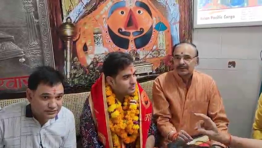 आकाश अंबानी पहुंचे सालासर, मुंबई की जीत की मांगी दुआ, मंद‍िर में पढ़ी हनुमान चालीसा