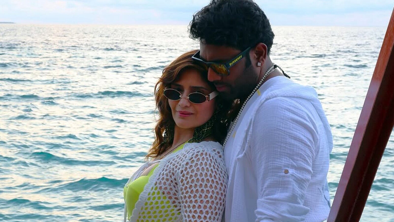 शादी को हुआ 1 साल, पति संग रोमांटिक हुई गोविंदा की भांजी, समंदर किनारे किया चिल