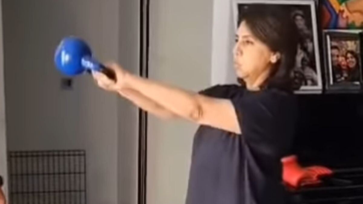 नीतू कपूर करती हैं केटलबेल वर्कआउट, वीकेंड फिटनेस के लिए है बेस्ट