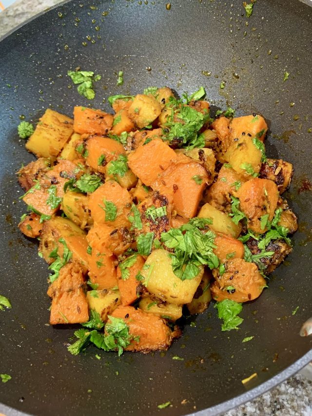 নিরামিষ আলু কুমড়োর তরকারির রেসিপিটা জেনে নিন, হেব্বি খেতে