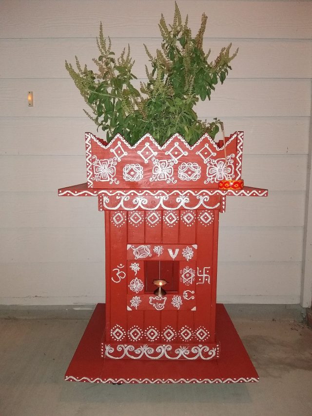 বাড়ির কোন দিকে তুলসী মঞ্চ রাখা শুভ? নিয়ম জেনে রাখুন