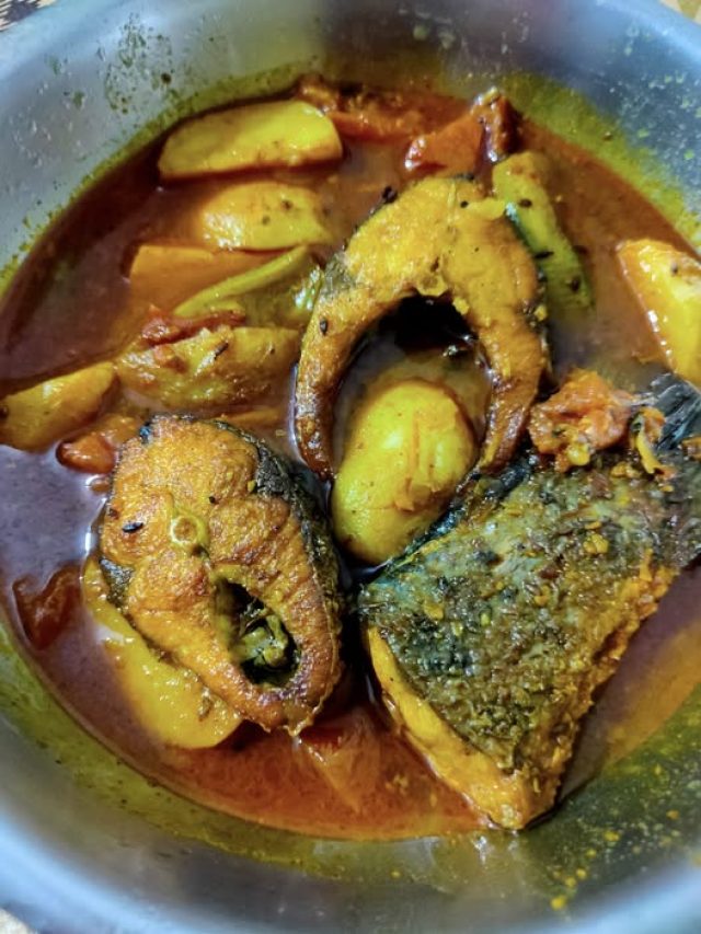 কাঁচকলা-পেঁপে-আলু-বড়ি দিয়ে রুই মাছের ঝোল, এটাই সেরা রেসিপি