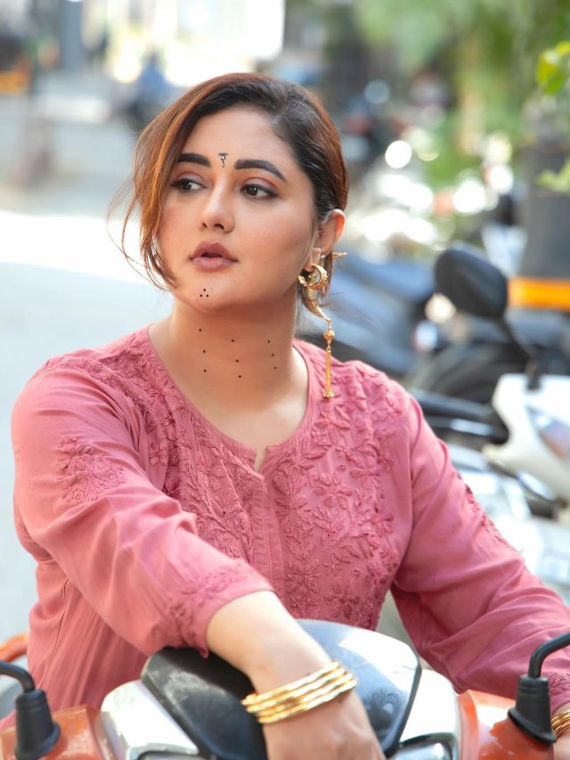 दर्द से गुजर रहीं रश्मि देसाई, वीडियो शेयर कर दिखाया हाल, अपनों की तकलीफ देख टूटा दिल