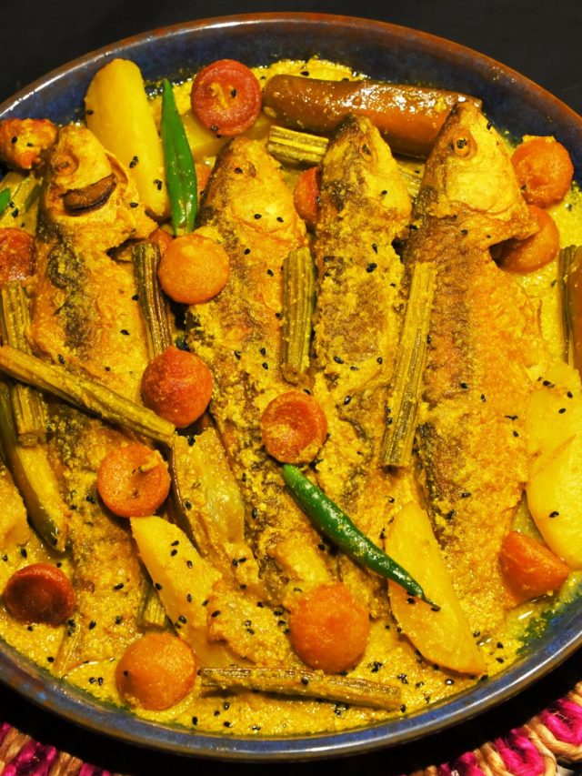 বড়ি দিয়ে মাছের ঝোল দারুণ খেতে! রান্নায় বড়িটা কখন দিতে হয়?