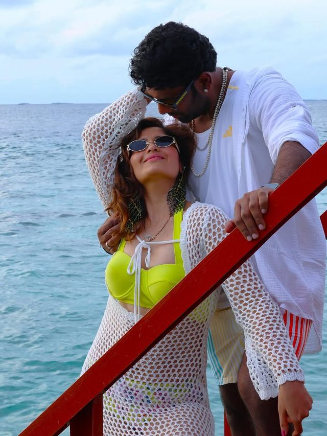 शादी को हुआ 1 साल, पति संग रोमांटिक हुई गोविंदा की भांजी, समंदर किनारे किया चिल