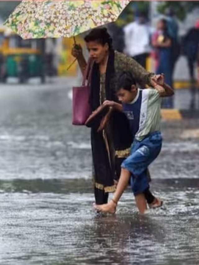 বৃষ্টিতে ভিজে চুপচুপে?  এই কাজ করলেই আর জ্বরে পড়বেন না