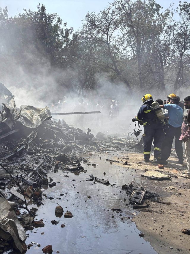 Ahmedabad Plane Crash: हादसे के बाद सबसे पहले खोजा जाता है Black Box, इसमें ऐसा क्या है?