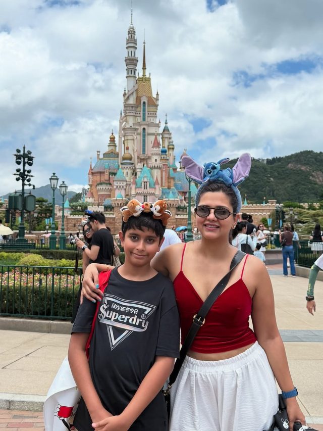 2 शादियां टूटी-मिला धोखा, दुख भुलाकर डिज्नीलैंड घूम रही एक्ट्रेस, बेटे संग किया फन