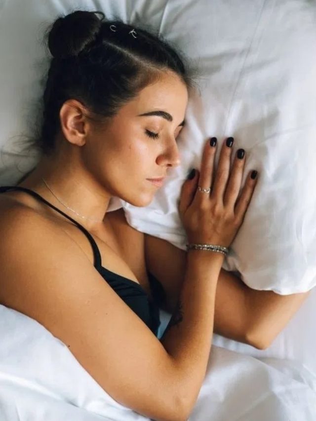 বিছানা বা বালিশের নীচে টাকা রাখেন? কেড়ে নেয় জীবন থেকে এই জিনিস