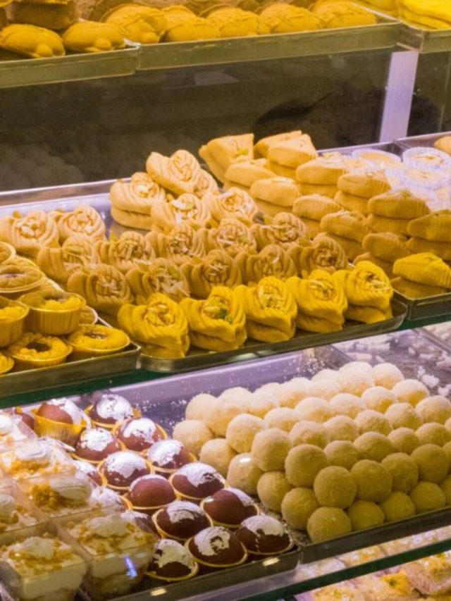 ৫ টাকা থেকেই শুরু, কলকাতায় কম দামে দুর্দান্ত স্বাদের মিষ্টি মেলে এখানে