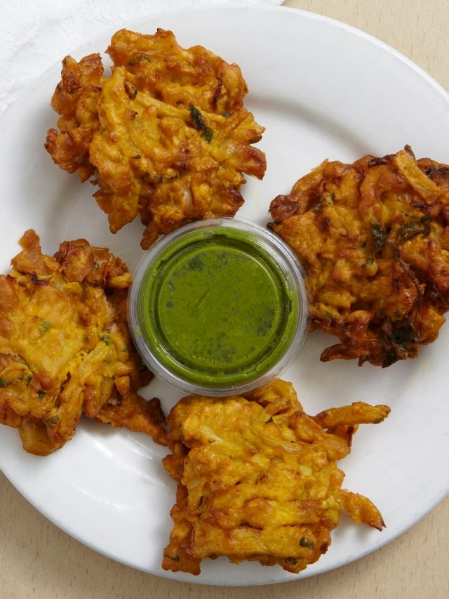 কাঁচা আলু দিয়ে মুচমুচে 'পেঁয়াজ পকোড়া', সেকেন্ডে খালি হবে প্লেট; রেসিপি