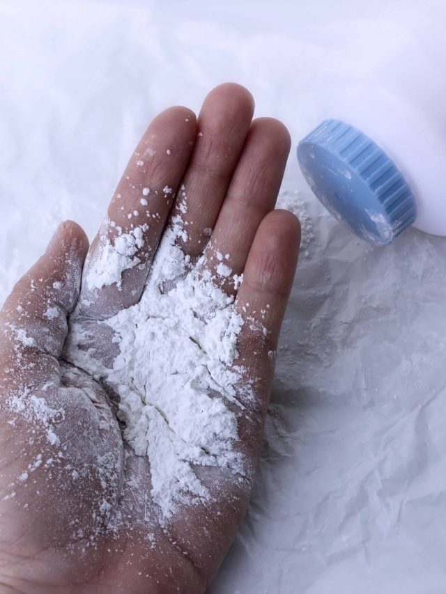 বাচ্চার শরীরে ট্যালকম পাউডার লাগান? এই ভুল করলে, বড় মাশুল দিতে হতে পারে