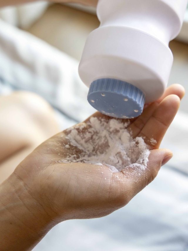 क्या आप भी बच्चे की बॉडी पर लगाती हैं टेल्कम पाउडर? भारी पड़ सकती है ये गलती