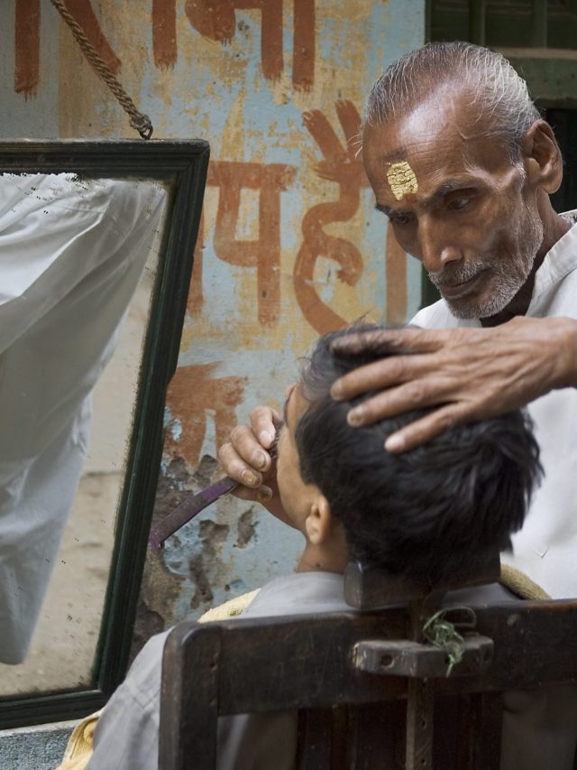 রবিবারই বেশিরভাগ লোকজন চুল-দাড়ি কাটাতে যায় কেন জানেন?