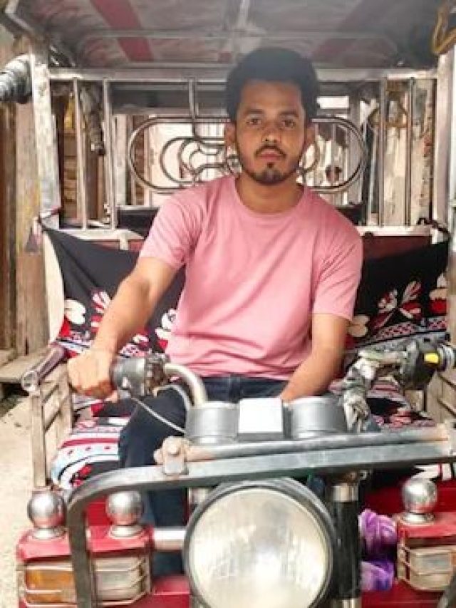 दिन में चलाया ई-रिक्शा, रात में पढ़ाई कर क्रैक किया NEET